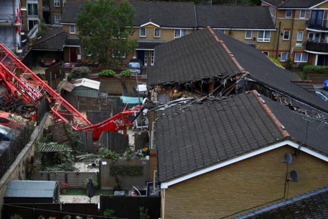 Общество: В Лондоне строительный кран рухнул на жилые дома: есть жертвы