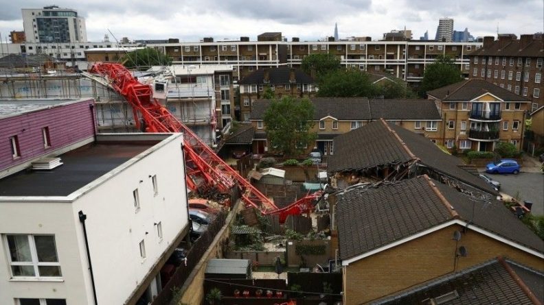 Общество: Видео: упавший подъемный кран разрезал напополам дом в Лондоне