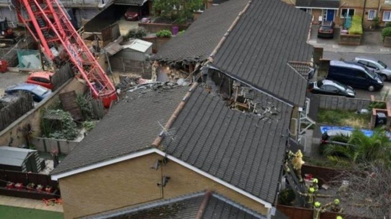 Общество: В Лондоне подъемный кран рухнул на жилые дома, есть пострадавшие