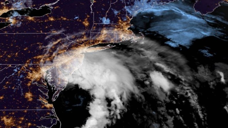 Общество: Тропический шторм «Фэй» движется к берегам Новой Англии