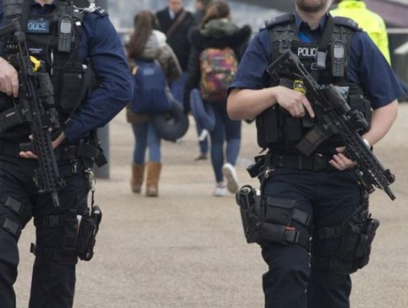 Общество: В Англии продолжаются нападения террористов на прохожих