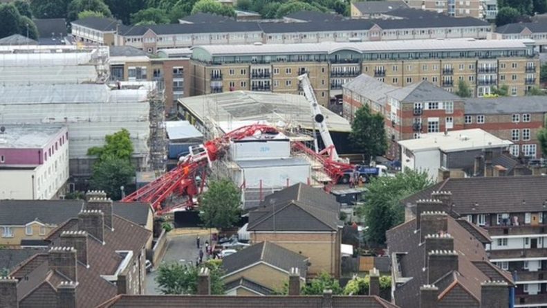 Общество: На востоке Лондона упал строительный кран: один человек погиб