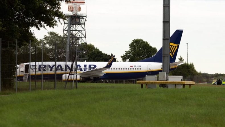 Общество: Самолет Ryanair экстренно посадили в Лондоне из-за сообщения о бомбе на борту