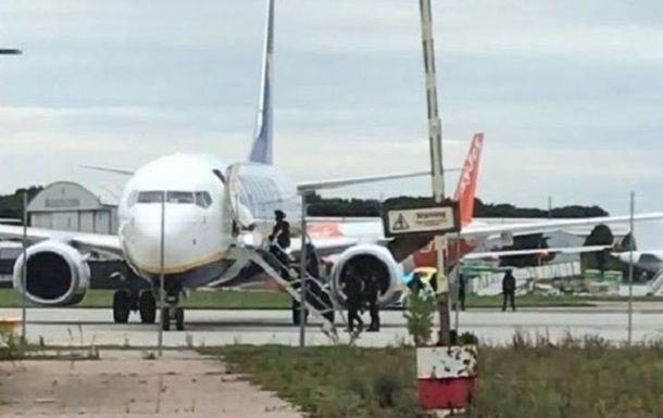 Общество: Самолет Ryanair экстренно сел в Лондоне из-за угрозы взрыва на борту