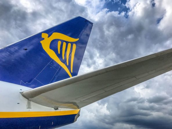 Общество: Самолет Ryanair совершил экстренную посадку в Лондоне из-за сообщения о бомбе на борту