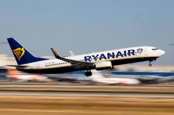 Общество: Самолет Ryanair вынужденно приземлился в Лондоне из-за записки о бомбе