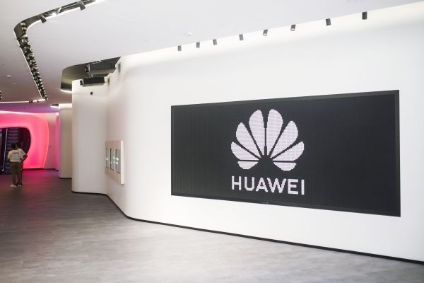 Общество: В Huawei назвали политическим решение о запрете в Великобритании