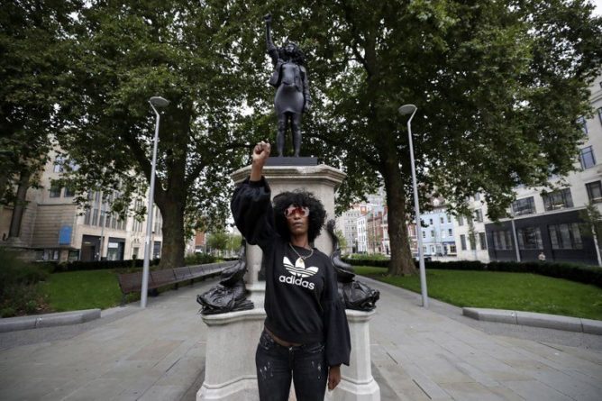 Общество: В Британии на месте памятника филантропу установили статую черной протестующей