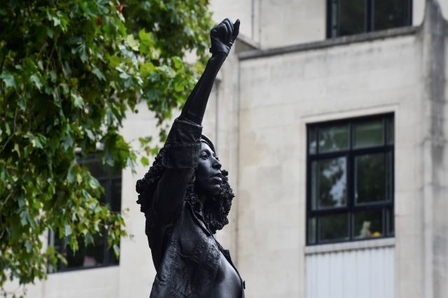 В Британии статую работорговца заменили на памятник противнице расизма