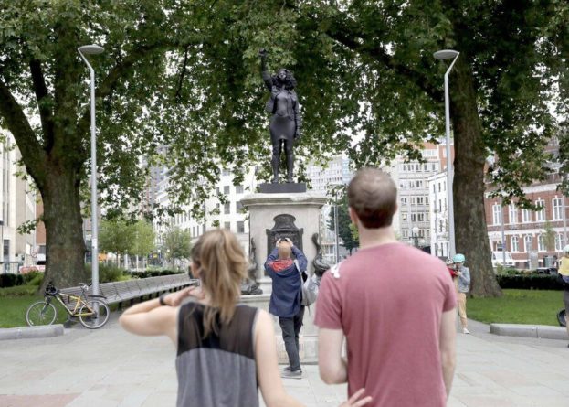 Общество: В Великобритании статую противницы расизма установили вместо памятника работорговцу