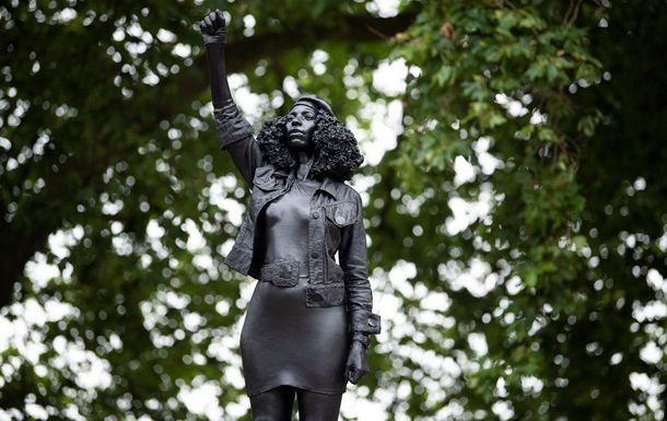 Общество: В Британии установили скульптуру участника антирасистского движения