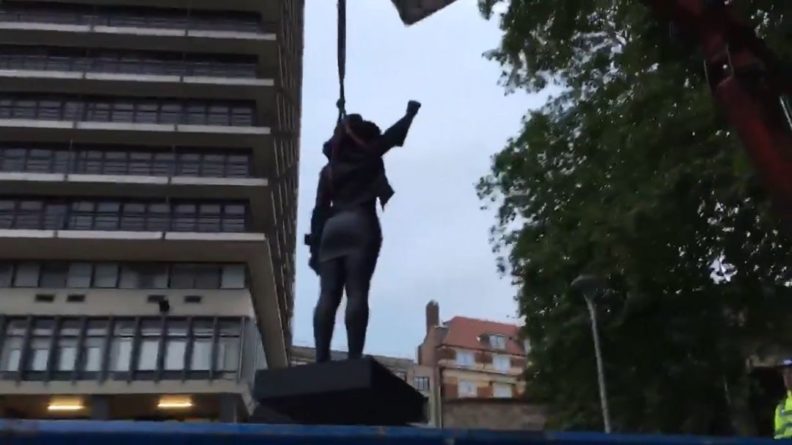 Общество: Статуя черной протестующей в Британии простояла недолго
