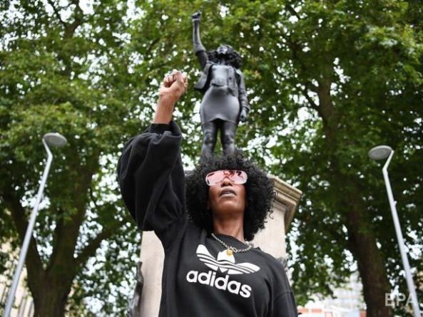 Общество: В Великобритании демонтировали статую активистке Black Lives Matter. Она простояла меньше суток