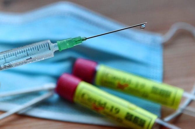 Общество: Глава РФПИ отверг обвинения в краже разработок вакцин у Британии
