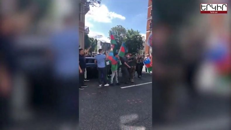Общество: Представители азербайджанской общины напали на посольство Армении в Лондоне