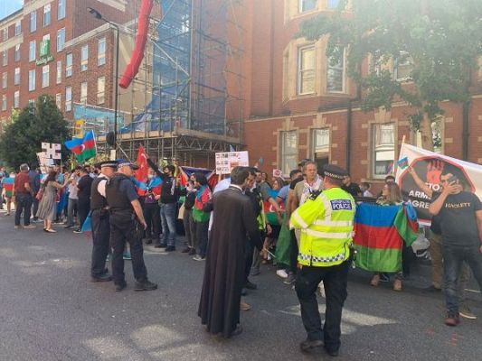 Общество: Армяне и азербайджанцы столкнулись акциями протеста в Лондоне