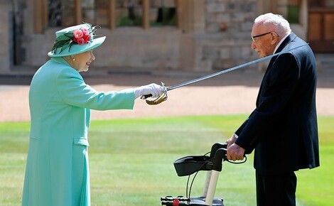 Общество: Королева Великобритании посвятила в рыцари 100-летнего ветерана Второй мировой войны