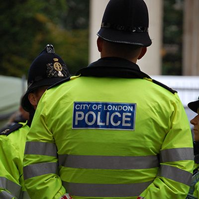 В Лондоне собравшиеся на незаконную вечеринку вступили в стычку с полицией