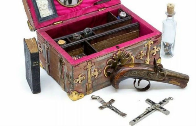 Общество: В Лондоне на аукцион выставлен антикварный набор для убийства вампиров