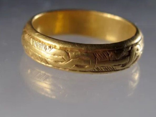 Общество: Житель Великобритании на нашел во дворе своего дома два золотых средневековых кольца