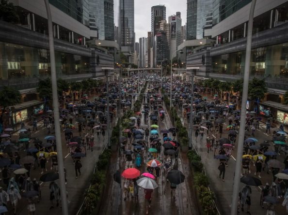 Общество: Британия приостановила действие соглашения об экстрадиции с Гонконгом