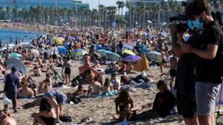 Общество: Коронавирус: повышение зарплат "ключевым работникам" в Британии и столпотворение на пляжах в Барселоне
