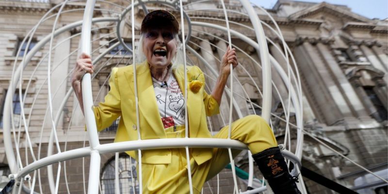 Общество: Птичка в клетке. Вивьен Вествуд устроила в Лондоне акцию протеста в поддержку Джулиана Ассанжа