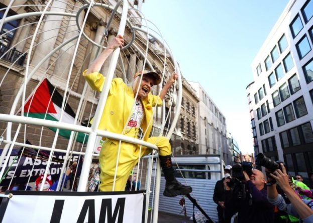 Общество: Вивьен Вествуд устроила в Лондоне перформанс в поддержку Ассанжа