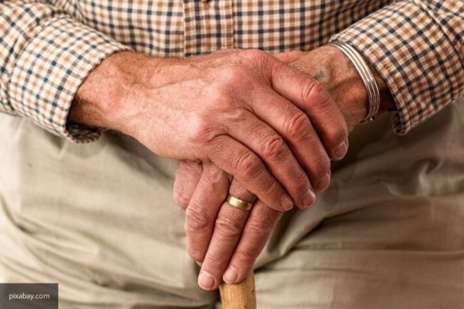 Общество: Пожилым людям в домах престарелых в Британии разрешат принимать посетителей