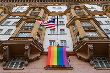 Общество: Россия запротестовала из-за флагов ЛГБТ на посольствах США и Британии