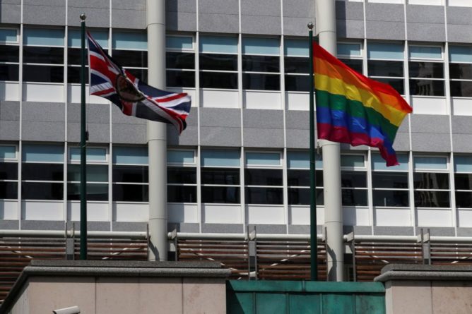 Общество: МИД РФ направил ноты посольствам США и Великобритании из-за радужных флагов