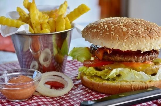 Общество: В Великобритании могут запретить рекламу высококалорийной еды