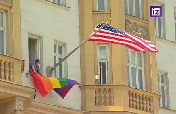 Общество: МИД выразил посольствам США, Британии и Канады протест из-за флагов ЛГБТ