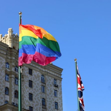 Общество: МИД РФ отправил США, Великобритании и Канаде ноты протеста за ЛГБТ-флаги на посольствах