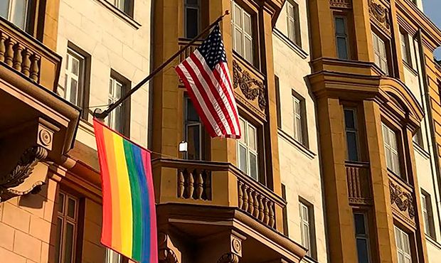 Общество: МИД России направил США, Великобритании и Канаде ноты протеста из-за флагов ЛГБТ на зданиях посольств