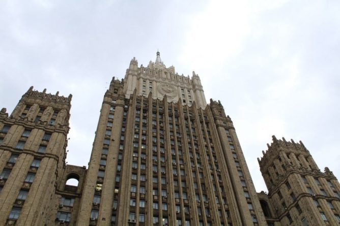 Общество: Посольство Британии в Москве получило ноту протеста от МИД РФ из-за радужного флага
