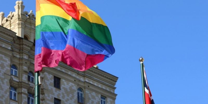 Общество: Россия направила США, Британии и Канаде ноты протеста из-за ЛГБТ-флагов на зданиях посольств