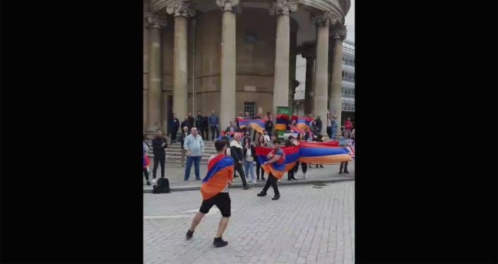 Общество: Флагом по голове и ответный плевок – азербайджанцы и армяне чуть не подрались в Лондоне