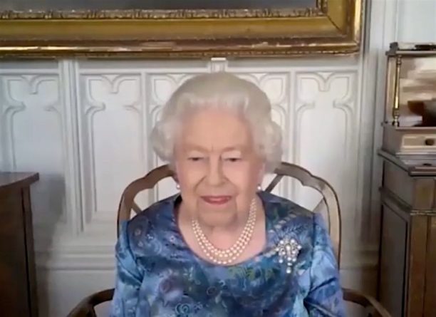 Общество: Королева Британии Елизавета ІІ научилась проводить встречи в Zoom