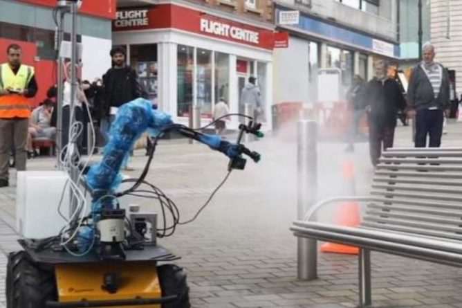 Общество: В Британии для дезинфекции улиц используют роботов