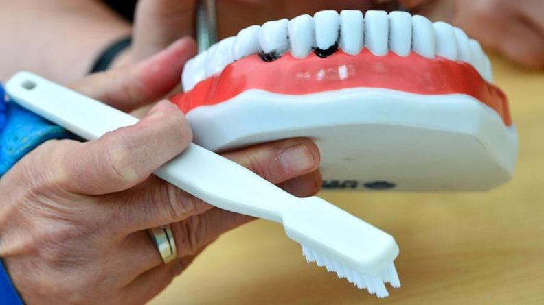Общество: В Великобритании женщина едва не погибла из-за невылеченного зуба