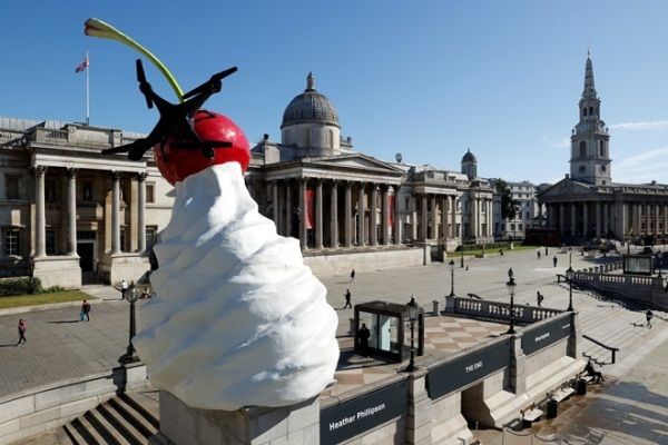 Общество: В центре Лондона появилась скульптура с тающим кремом, мухой и вишенкой