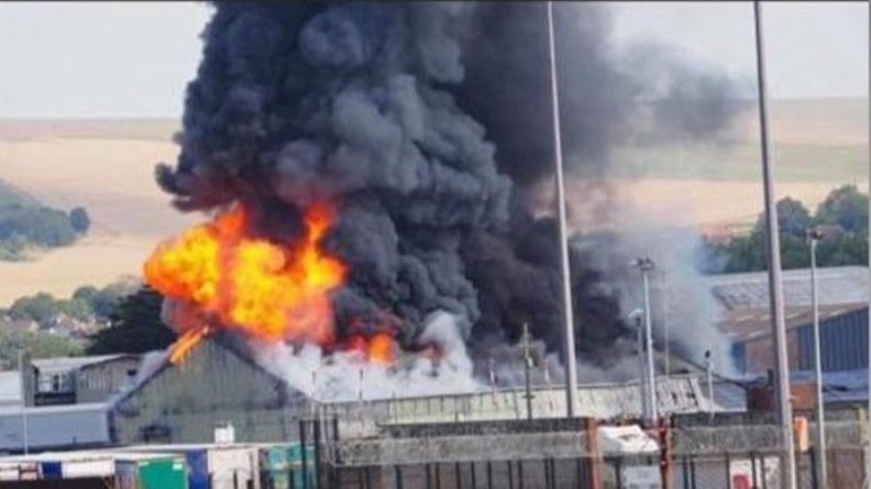 Общество: Серьезный пожар произошел в порту Великобритании — огненное видео