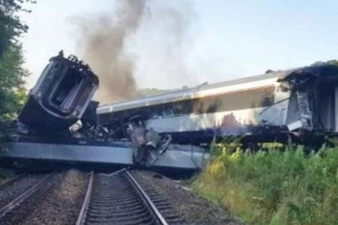 В Британии пассажирский поезд сошел с путей из-за оползня: трое погибли
