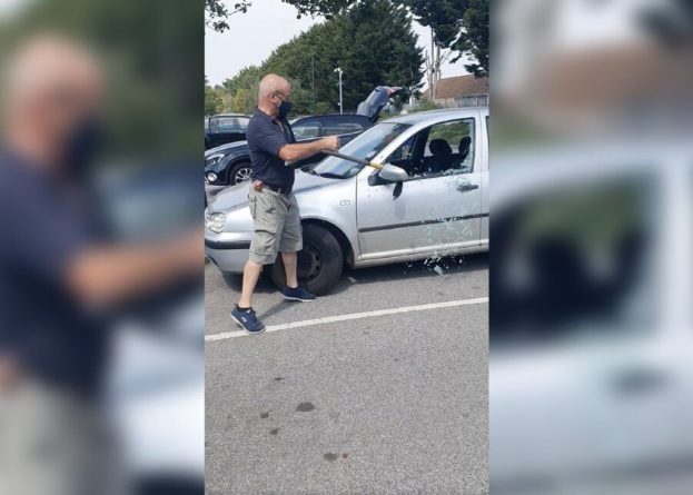 Общество: В Великобритании мужчина разбил окно автомобиля ради спасения собаки от жары