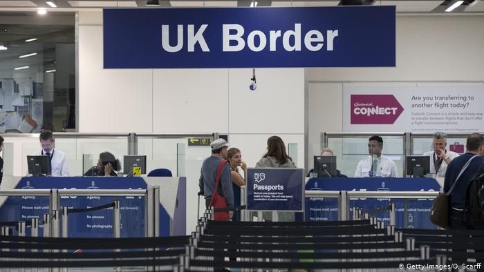 Общество: Британия вводит обязательный карантин для прибывающих из Франции