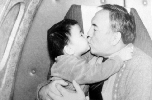 Общество: В Лондоне странной смертью умер внук Нурсултана Назарбаева Айсултан