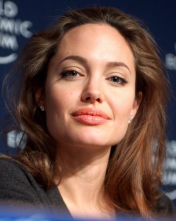 Общество: Анджелина Джоли намерена уехать в Великобританию вместе с детьми