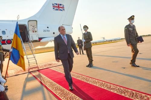 Общество: Британский министр обороны прибыл в Киев «укреплять сотрудничество между Великобританией и Украиной»