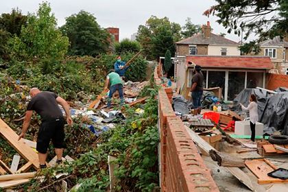 Общество: Британец закидал мусором дом своего соседа ради мести